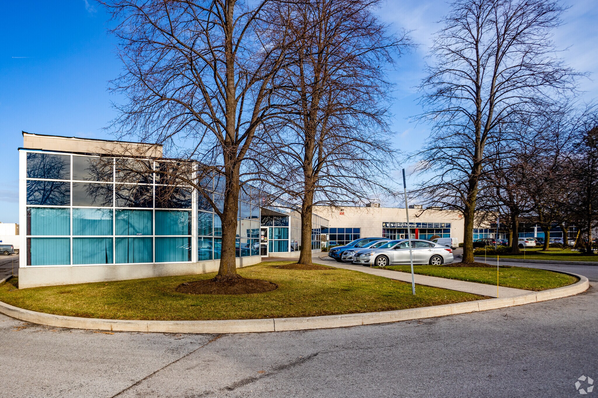 108 Woodbine Downs Blvd, Toronto, ON à louer Photo principale– Image 1 sur 4