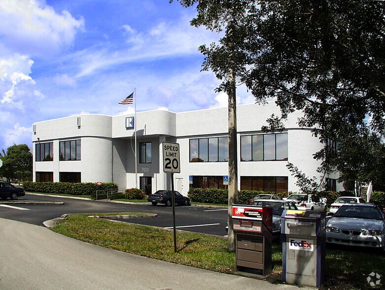 701 Promenade Dr, Pembroke Pines, FL à louer - Photo de l’immeuble – Image 2 sur 16