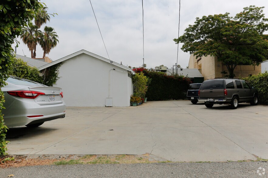 7049 Owensmouth Ave, Canoga Park, CA à louer - Photo de l’immeuble – Image 3 sur 9