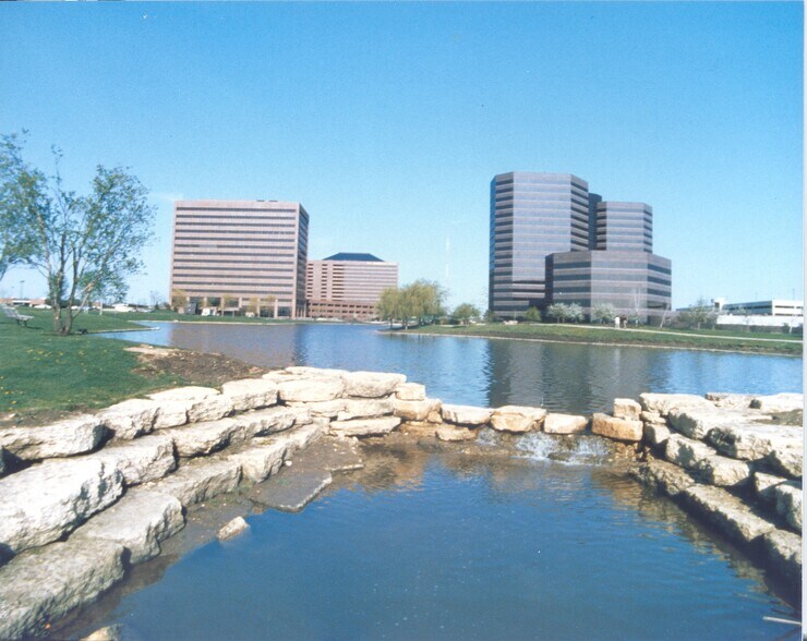 1 Pierce Pl, Itasca, IL à louer - Photo de l’immeuble – Image 1 sur 3