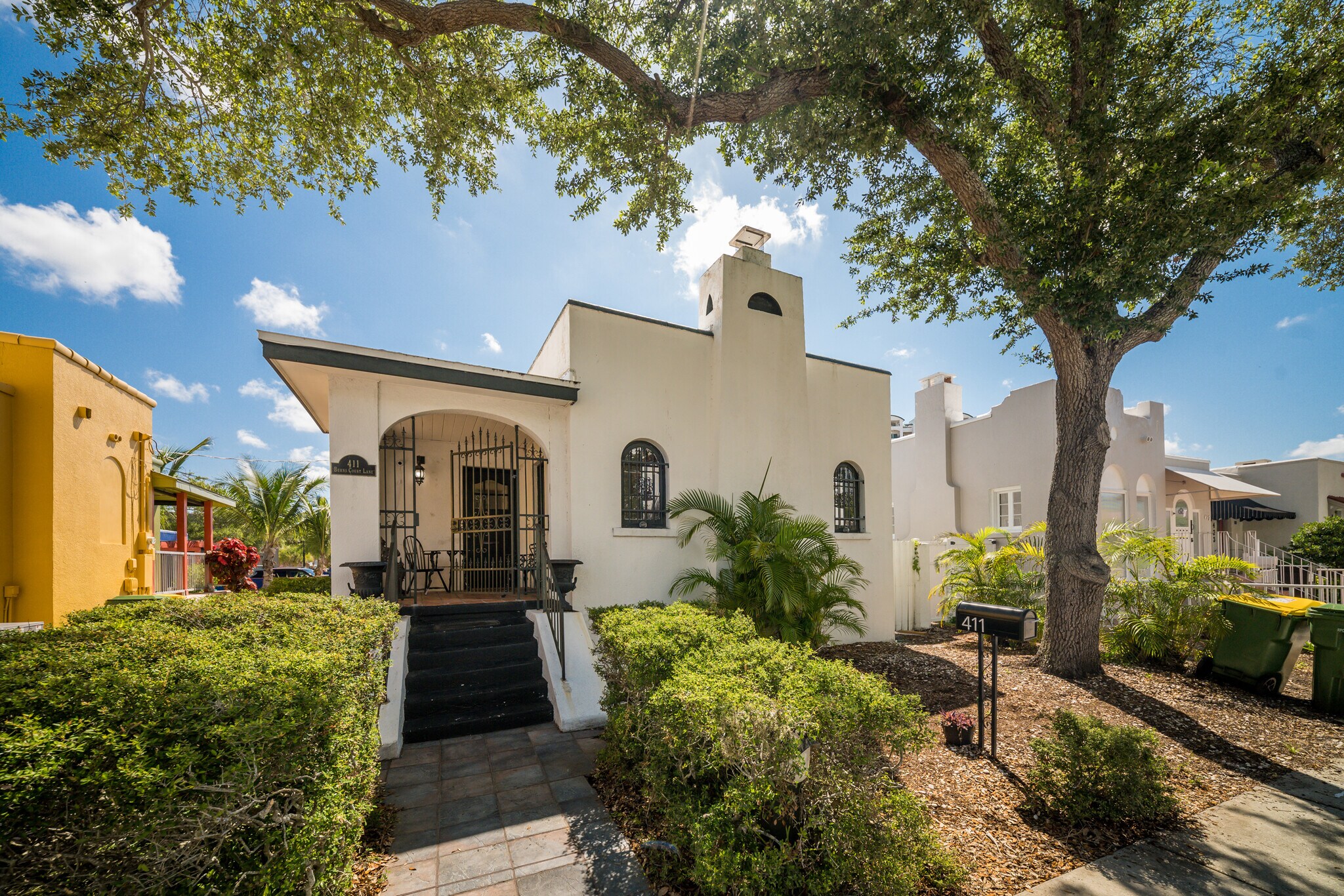 411 Burns Ct, Sarasota, FL à vendre Photo de l’immeuble– Image 1 sur 20