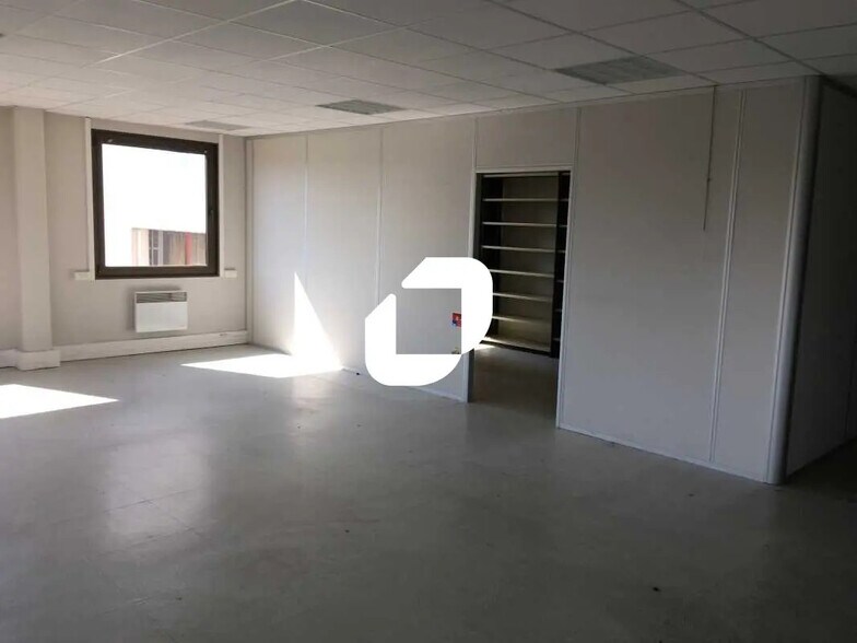 Bureau dans Lisses à louer - Photo de l’immeuble – Image 3 sur 4