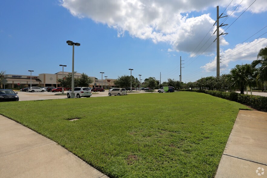 1101-1193 SE Port Saint Lucie Blvd, Port Saint Lucie, FL à louer - Photo de l’immeuble – Image 2 sur 19