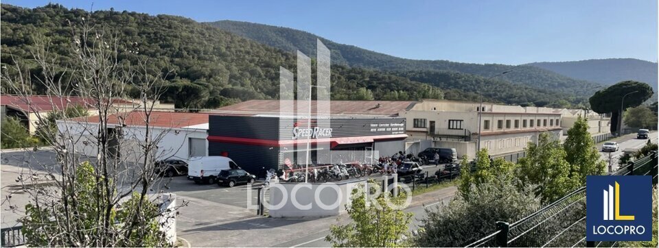 Local d’activités dans Sainte Maxime à louer - Photo de l’immeuble – Image 2 sur 2