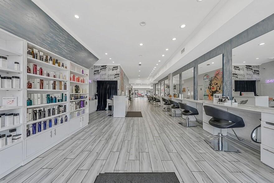218 Sunrise Hwy, Rockville Centre, NY à louer - Photo intérieure – Image 2 sur 8