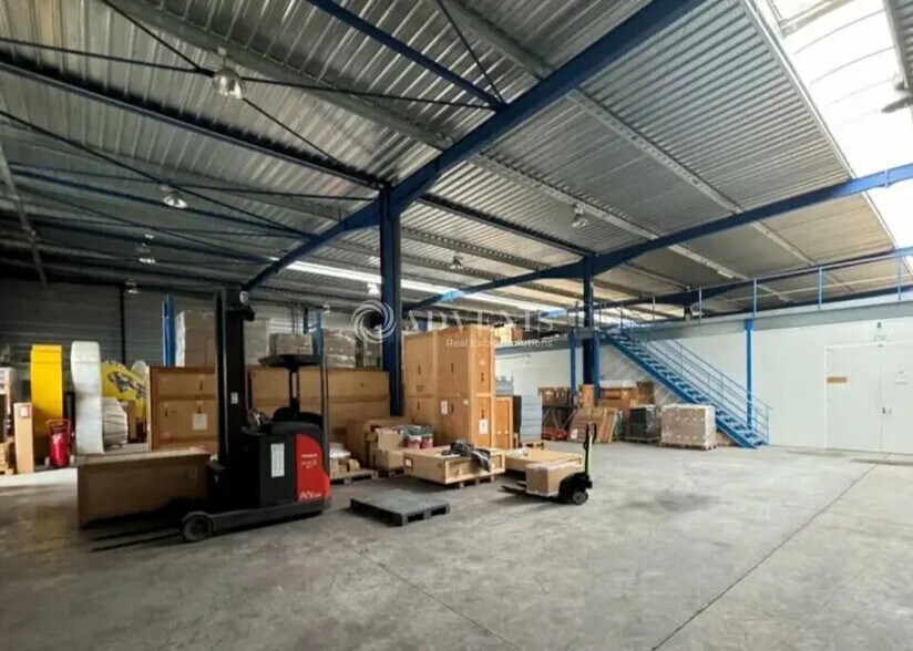 Local d’activités dans Champcueil à louer - Photo de l’immeuble – Image 3 sur 8