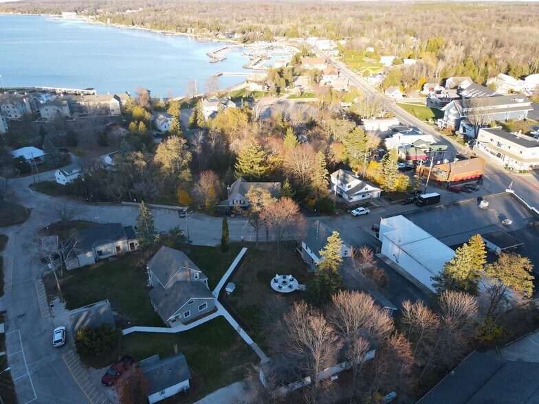 2375 Maple Dr, Sister Bay, WI à vendre - Photo de l’immeuble – Image 1 sur 45