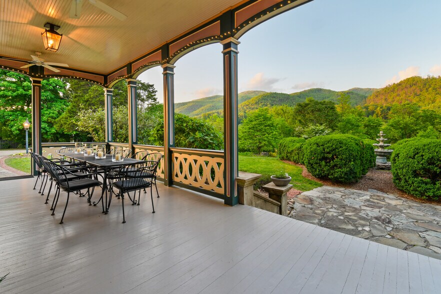 204 Lawson St, Hot Springs, NC à vendre - Photo de l’immeuble – Image 2 sur 47