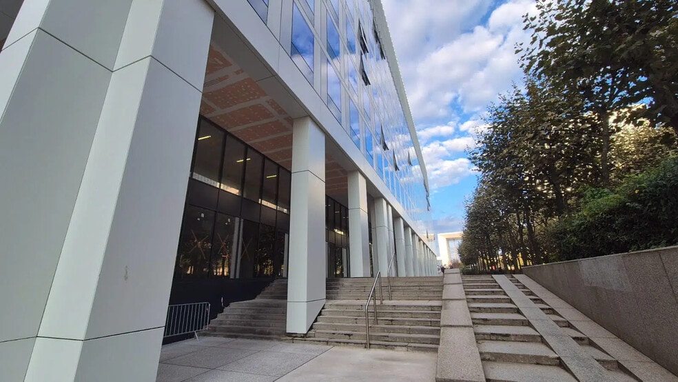 Local commercial dans Puteaux à louer - Photo de l’immeuble – Image 3 sur 10