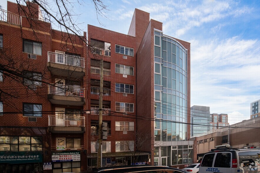 14226 37th Ave, Flushing, NY à vendre - Photo de l’immeuble – Image 2 sur 3