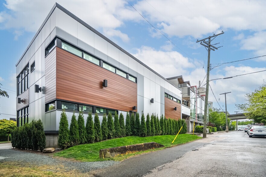 3455 Victoria Dr, Vancouver, BC à vendre - Photo principale – Image 1 sur 31