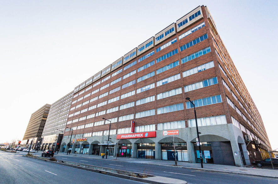 323-355 Rue Chabanel O, Montréal, QC à louer - Photo de l’immeuble – Image 2 sur 6