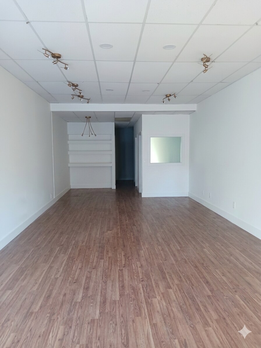 2087-2095 Wantagh Ave, Wantagh, NY à louer Photo principale– Image 1 sur 7