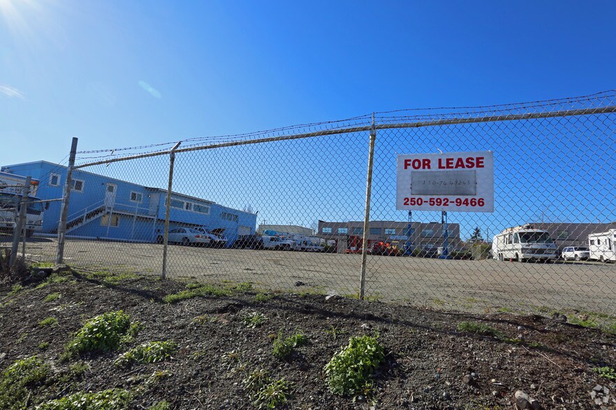 3270 Tennyson Ave, Saanich, BC à louer - Photo principale – Image 1 sur 2