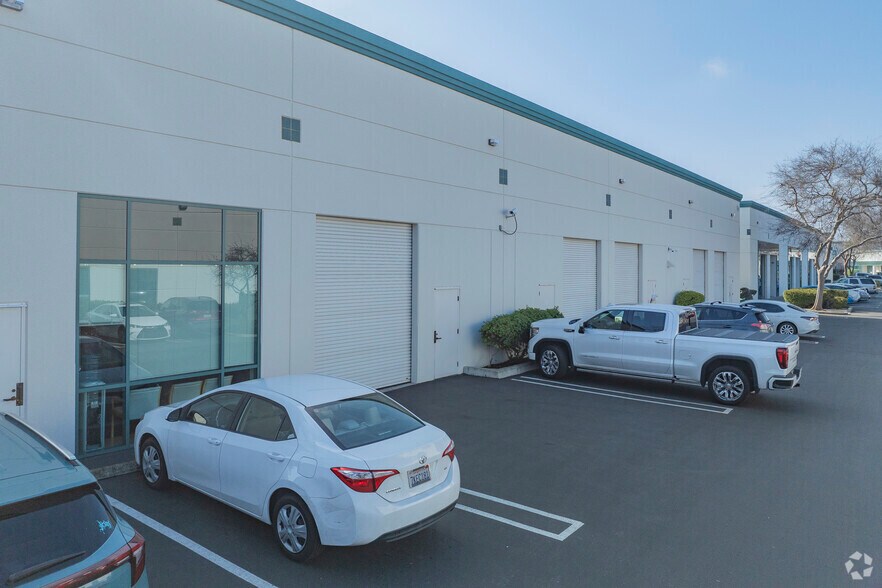 121 Sand Creek Rd, Brentwood, CA à louer - Photo de l’immeuble – Image 3 sur 5