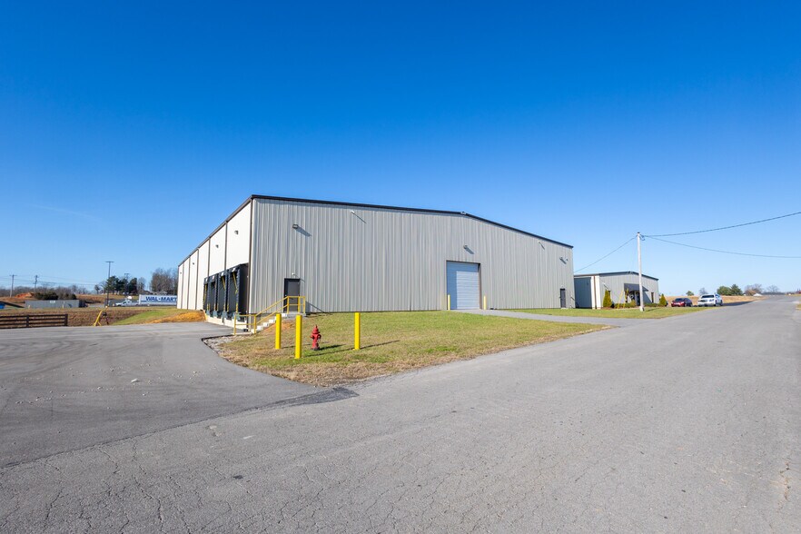 252 Commerce Dr, Tompkinsville, KY à vendre - Photo de l’immeuble – Image 2 sur 25