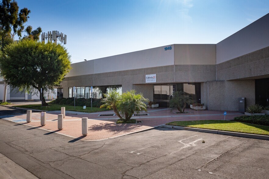 1940-1964 W Corporate Way, Anaheim, CA à louer - Photo de l’immeuble – Image 1 sur 15