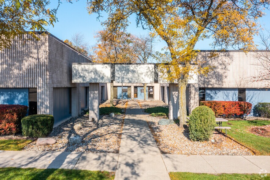 14133-14155 Farmington Rd, Livonia, MI à louer - Photo de l’immeuble – Image 1 sur 11