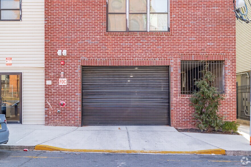 154 Hamilton Ave, Paterson, NJ à vendre - Photo de l’immeuble – Image 2 sur 5