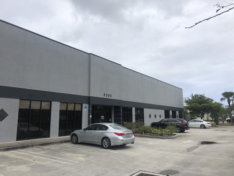5205 Tylerlakes Blvd, West Palm Beach, FL à louer - Photo de l’immeuble – Image 3 sur 36