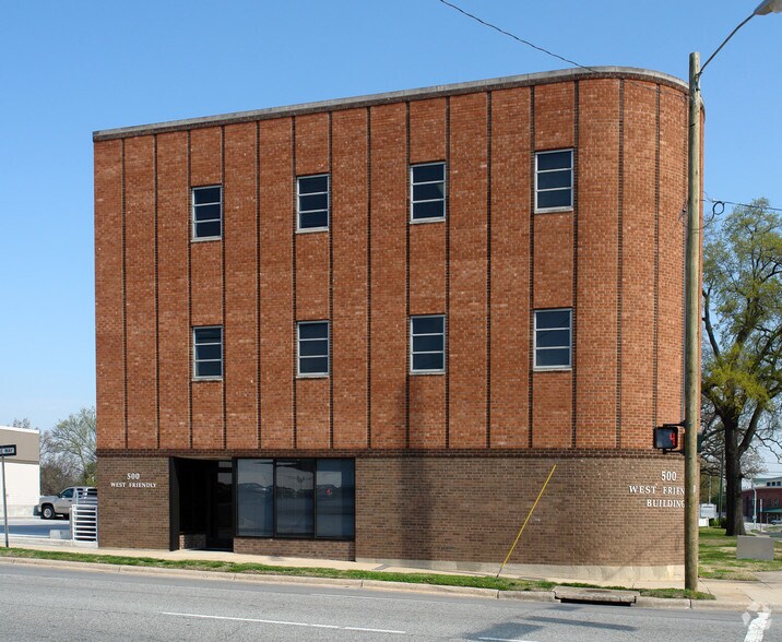 500 W Friendly Ave, Greensboro, NC à louer - Photo de l’immeuble – Image 1 sur 13