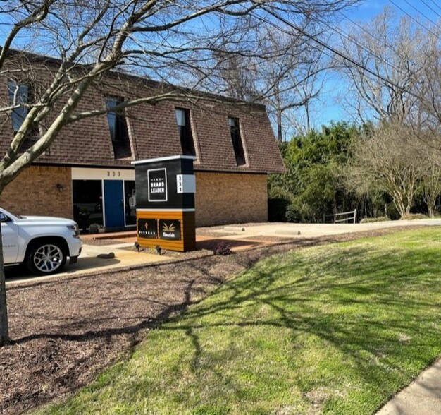 333 Wade Hampton Blvd, Greenville, SC à louer - Photo de l’immeuble – Image 1 sur 17