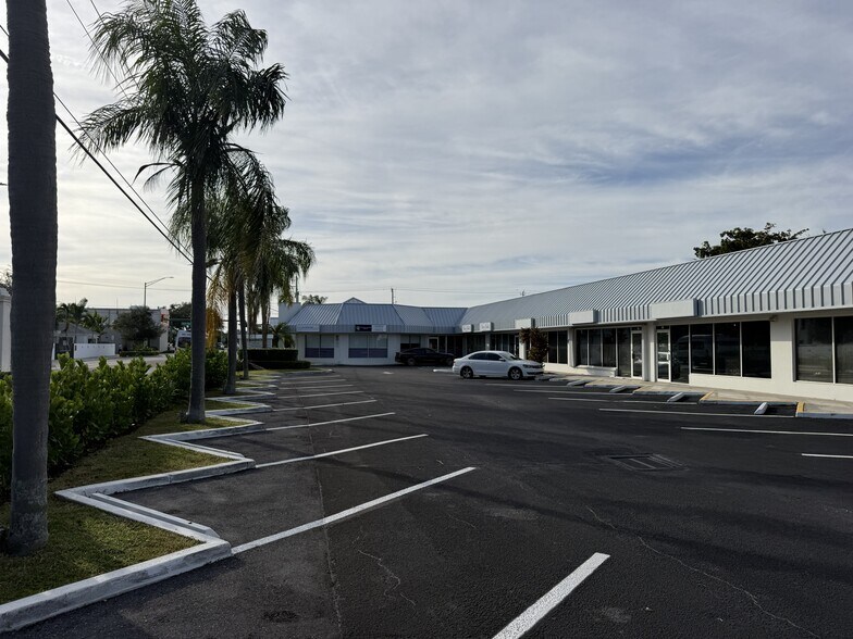 319 Belvedere Rd, West Palm Beach, FL à louer - Photo de l’immeuble – Image 1 sur 4
