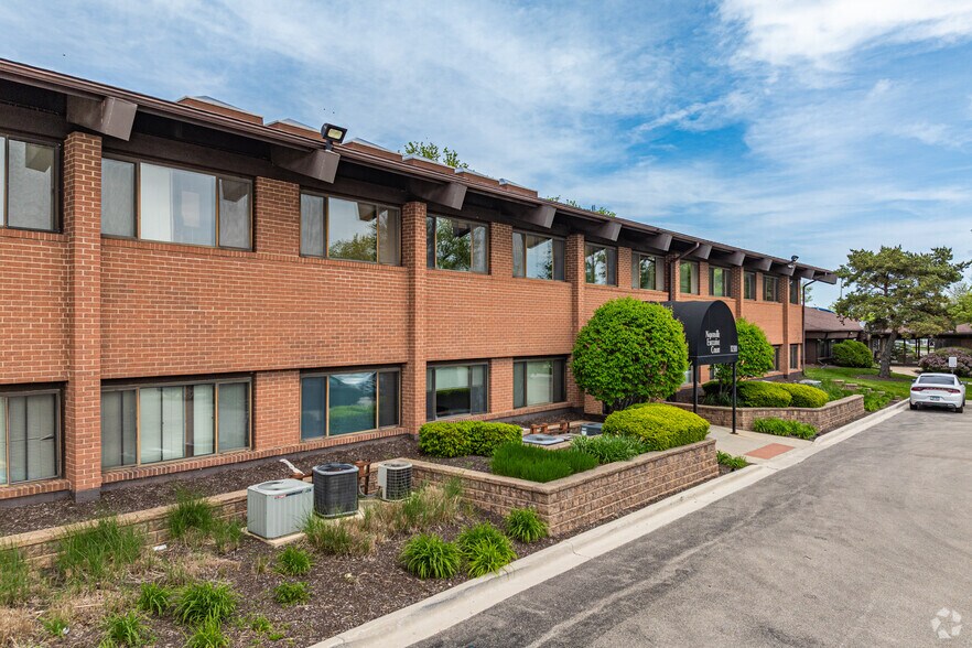 1220-1280 Iroquois Ave, Naperville, IL à louer - Photo de l’immeuble – Image 2 sur 17