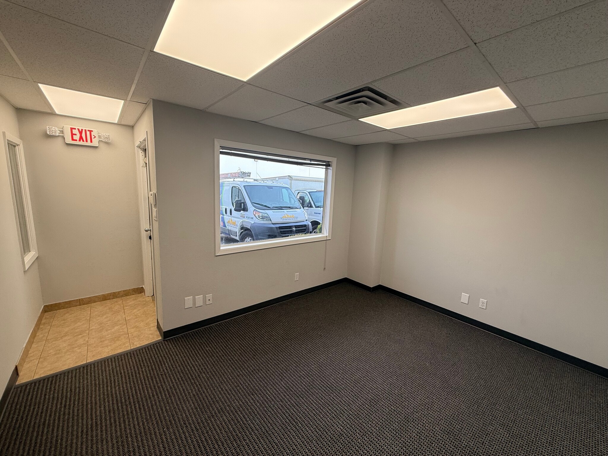 1663 Hickory Dr, Haltom City, TX à louer Photo intérieure– Image 1 sur 6