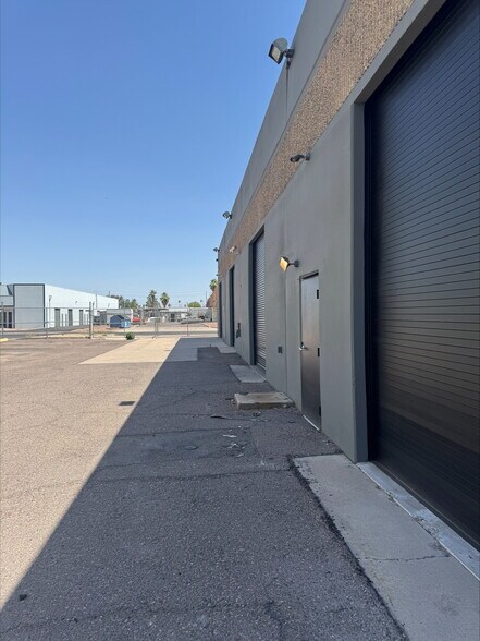 2514 N 33rd Ave, Phoenix, AZ à louer - Photo de l’immeuble – Image 2 sur 3