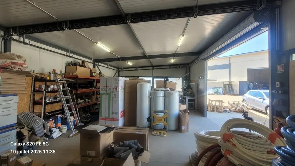 Local d’activités dans Petit-Couronne à louer - Photo de l’immeuble – Image 2 sur 5