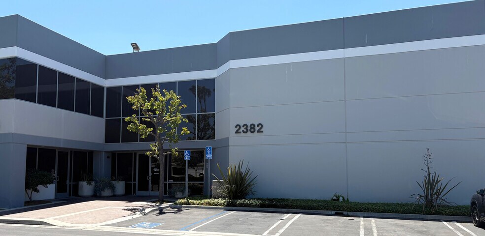 2340-2386 E Walnut Ave, Fullerton, CA à louer - Photo de l’immeuble – Image 2 sur 7