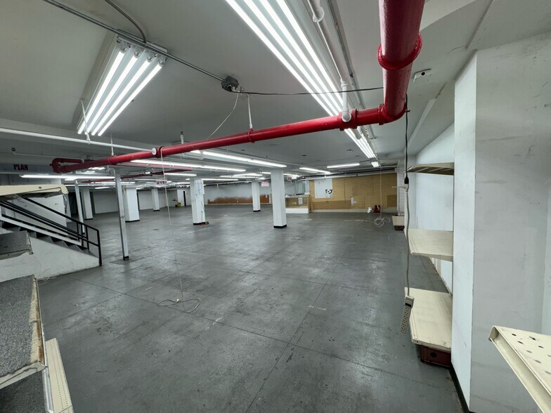 306 E Fordham Rd, Bronx, NY à louer - Photo de l’immeuble – Image 2 sur 4