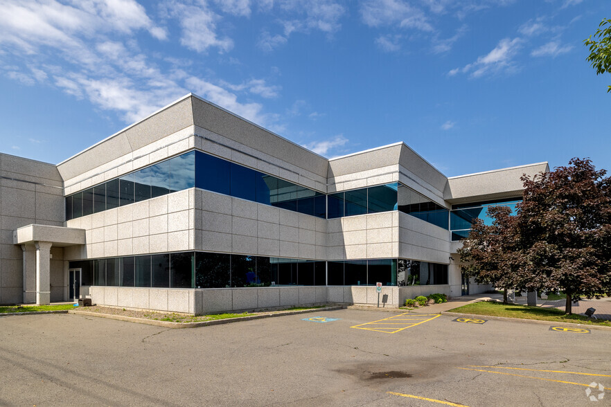 300 Rue Joseph-Carrier, Vaudreuil-dorion, QC à louer - Photo de l’immeuble – Image 1 sur 8