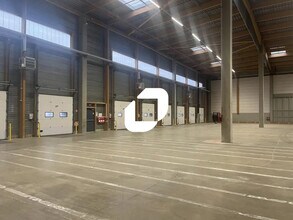 Industriel/Logistique dans Saint-Mard à louer Photo intérieure– Image 1 sur 2