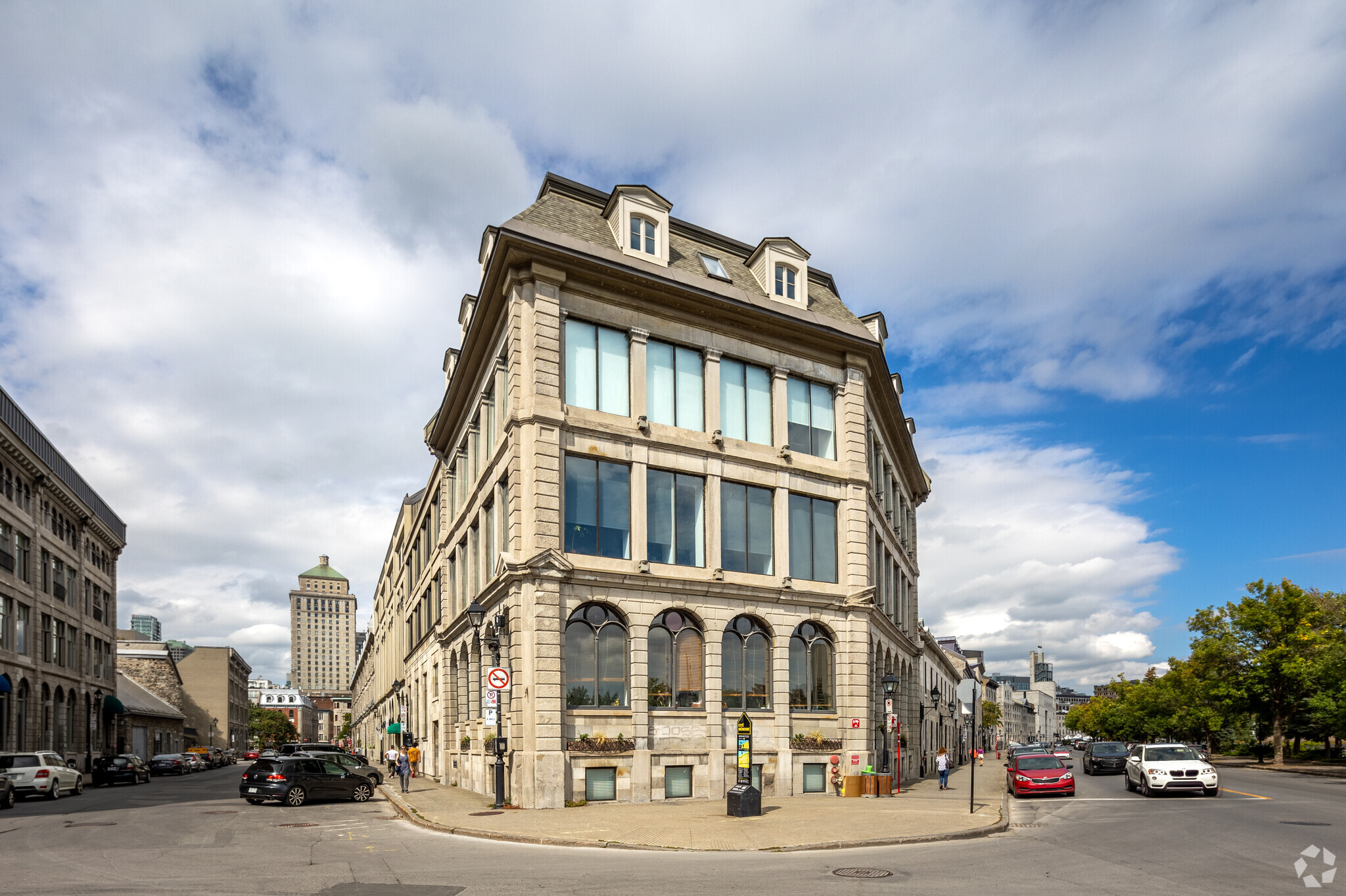 329 Rue de la Commune O, Montréal, QC à louer Photo de l’immeuble– Image 1 sur 8