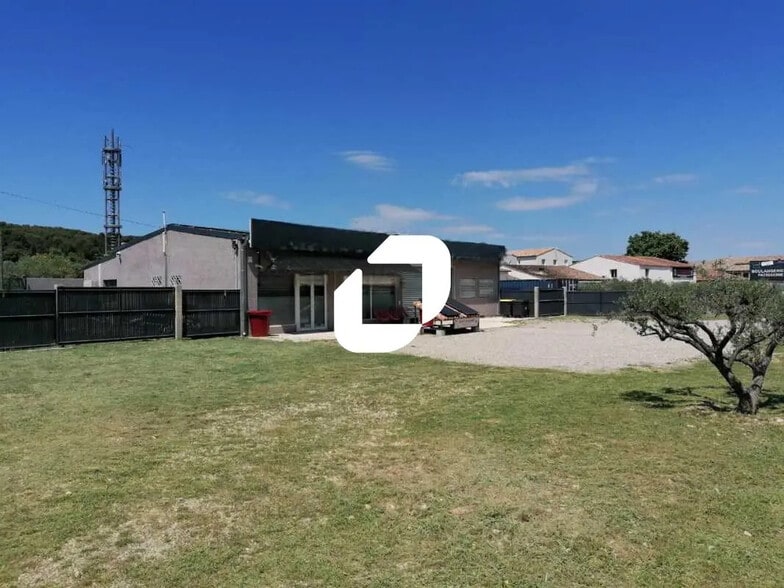 Local d’activités dans Bezouce à louer - Photo de l’immeuble – Image 1 sur 8