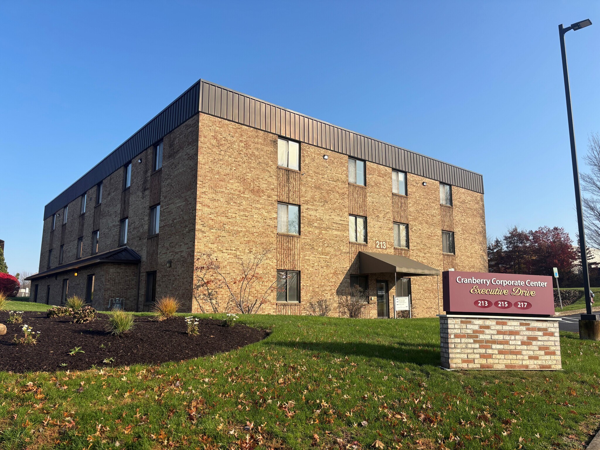 213 Executive Dr, Cranberry, PA à louer Photo de l’immeuble– Image 1 sur 12