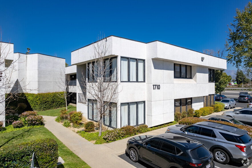 1710 W Cameron Ave, West Covina, CA à louer - Photo de l’immeuble – Image 3 sur 9