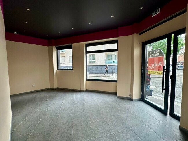 Plus de détails pour Local commercial à louer