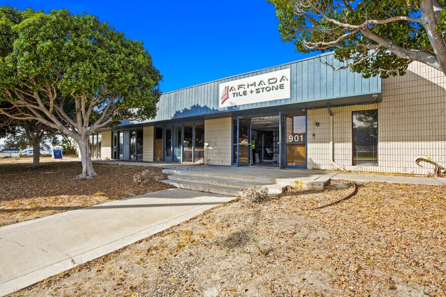 901 E Cerritos Ave, Anaheim, CA à louer - Photo de l’immeuble – Image 1 sur 8