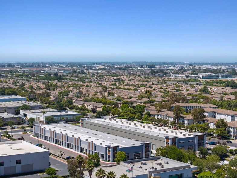 2301 Santiago Ct, Oxnard, CA à vendre - Photo de l’immeuble – Image 2 sur 25