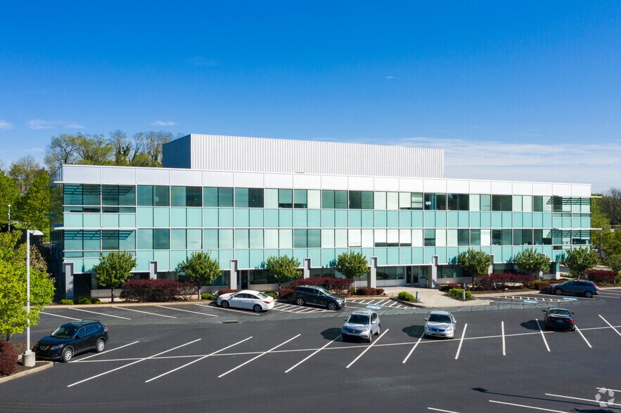 50 Monument Rd, Bala Cynwyd, PA à louer - Photo de l’immeuble – Image 3 sur 15