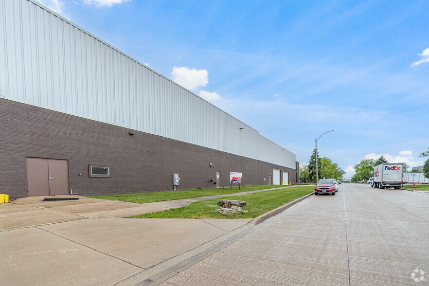 520 Thomas Dr, Bensenville, IL à louer - Photo de l’immeuble – Image 3 sur 5