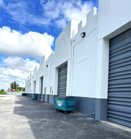 1909-2099 Opa Locka Blvd, Miami, FL à louer - Photo de l’immeuble – Image 3 sur 9