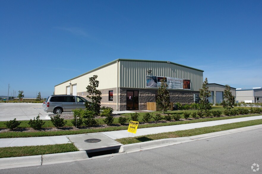 2337-2341 72nd Dr E, Sarasota, FL à louer - Photo principale – Image 1 sur 10