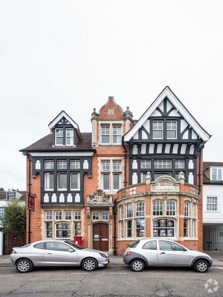 81 High St, Esher à vendre - Photo de l’immeuble – Image 2 sur 4