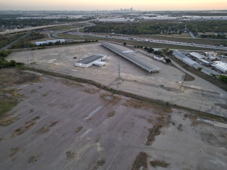 1501 N Walton Walker Blvd, Dallas, TX à louer - Photo principale – Image 1 sur 8