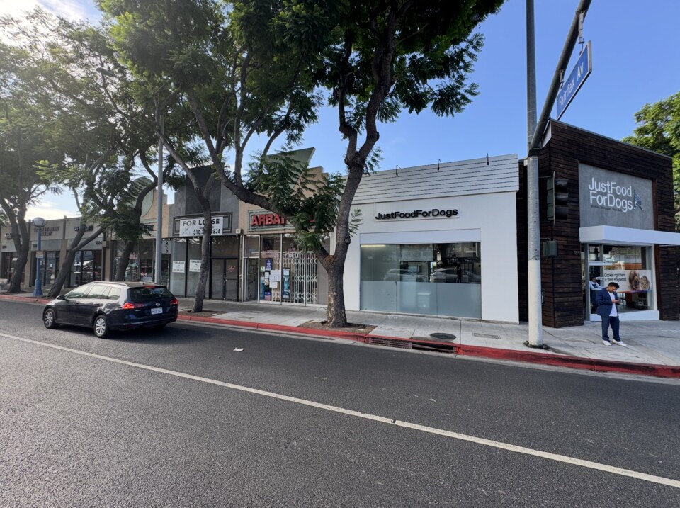 7868 Santa Monica Blvd, West Hollywood, CA à louer Photo de l’immeuble– Image 1 sur 10