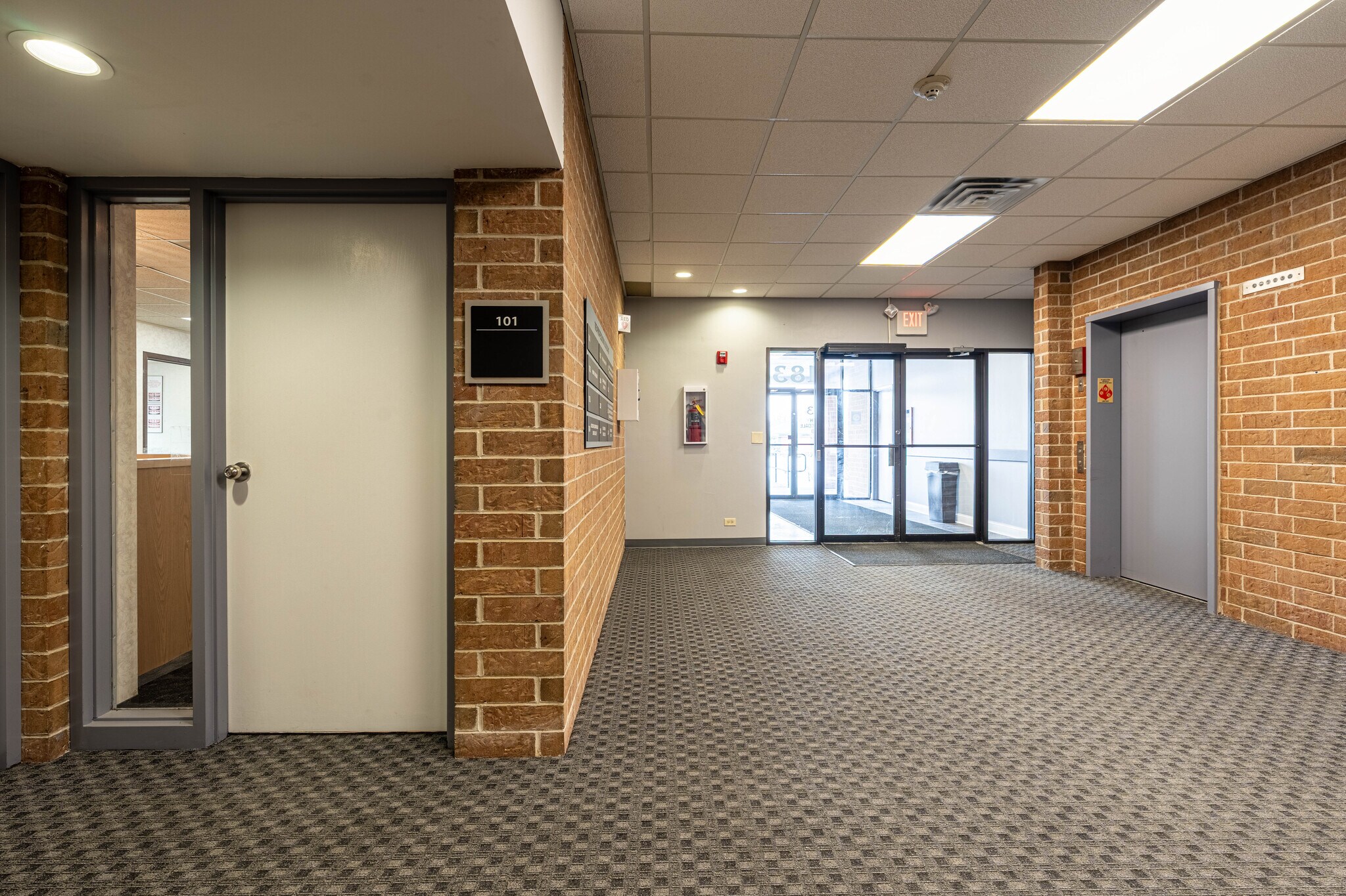 183 S Bloomingdale Rd, Bloomingdale, IL à louer Photo intérieure– Image 1 sur 11